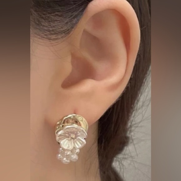 18k Gold Plated and Pearl Flower Earrings - Picture 2 of 10